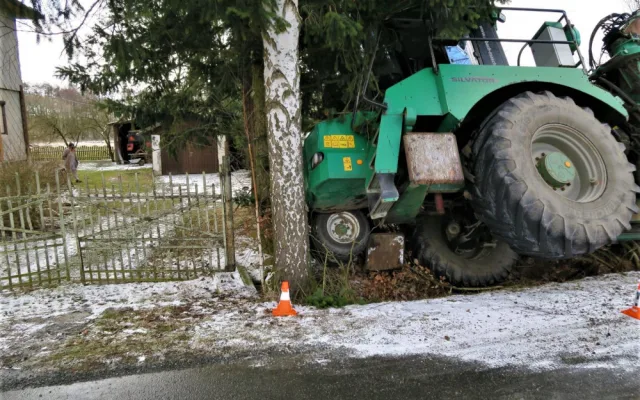 Po smyku na kluzké vozovce ukončil těžký stavební stroj svoji jízdu nárazem do stromů