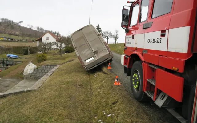 Řidiči přeběhla přes cestu kočka, lekl a strhnul volant