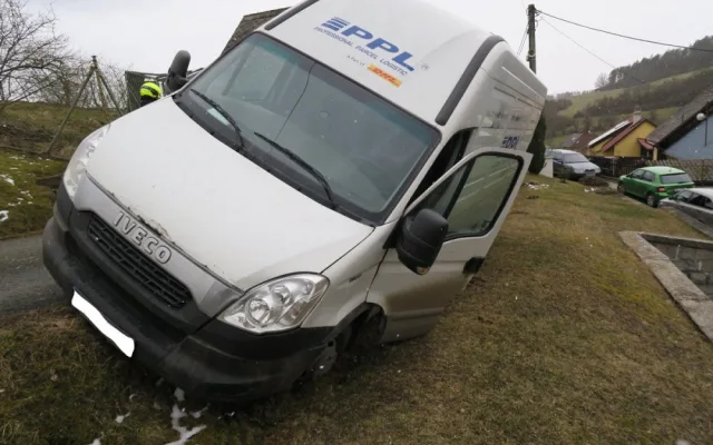 Řidiči přeběhla přes cestu kočka, lekl a strhnul volant