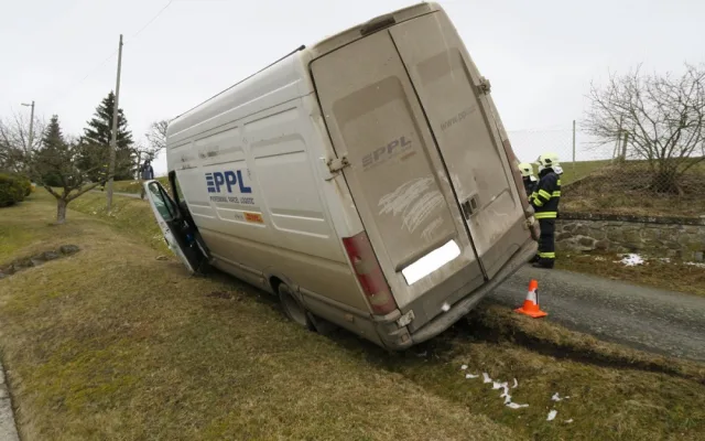 Řidiči přeběhla přes cestu kočka, lekl a strhnul volant