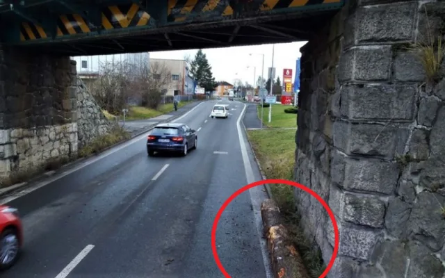 Někteří řidiči si ani nevšimnou, že nárazem o viadukt ztratí náklad. V tomto případě dřevěnou kládu