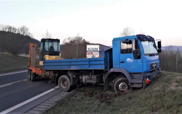 Řidič BMW přejel do protisměru a srazil se s náklaďákem převážejícím stavební stroj