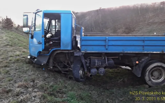 Řidič BMW přejel do protisměru a srazil se s náklaďákem převážejícím stavební stroj