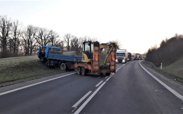 Řidič BMW přejel do protisměru a srazil se s náklaďákem převážejícím stavební stroj