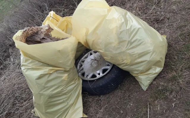 Prázdné lahve i použité roušky. Dobrovolníci sesbírali stovky kilo odpadu