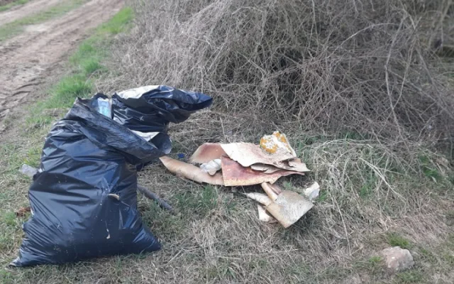 Prázdné lahve i použité roušky. Dobrovolníci sesbírali stovky kilo odpadu