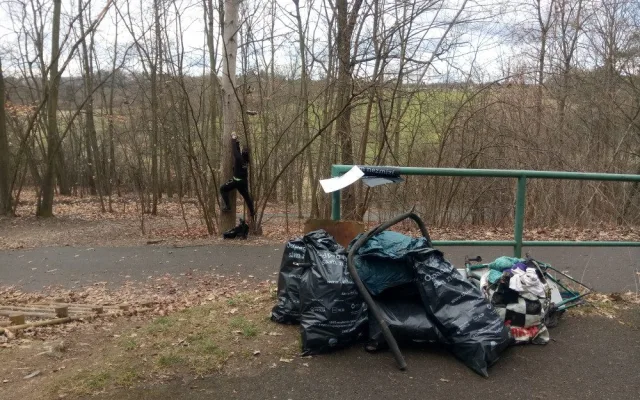 Prázdné lahve i použité roušky. Dobrovolníci sesbírali stovky kilo odpadu