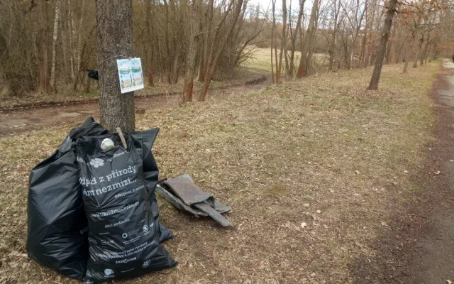 Prázdné lahve i použité roušky. Dobrovolníci sesbírali stovky kilo odpadu