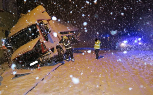 Ve vánici skončila cisterna s mlékem zapíchnutá do zdi domu, další náklaďák zůstal viset na plotě