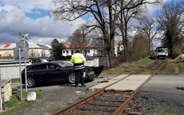Osobní vlak smetl na nechráněném přejezdu řidičku s vozem AUDI