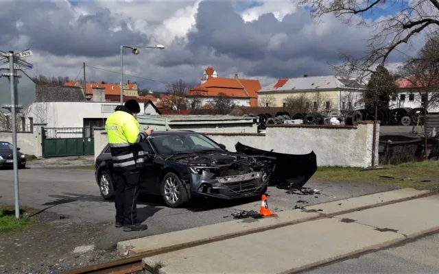 Osobní vlak smetl na nechráněném přejezdu řidičku s vozem AUDI