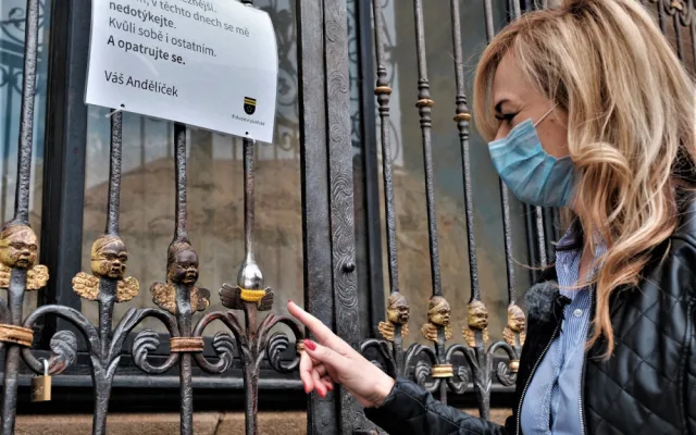 Loni dostal andělíček pletenou roušku