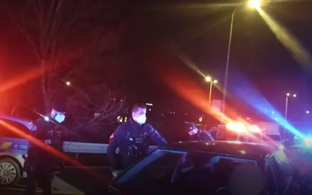 Řidička ujížděla jako šílená od Plzně po D5, zadrželi ji až policisté v Praze zastavovacím pásem