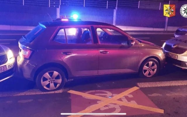 Řidička ujížděla jako šílená od Plzně po D5, zadrželi ji až policisté v Praze zastavovacím pásem