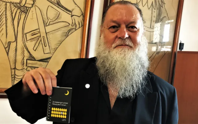 Senátor Lumír Aschenbrenner vydal už druhou neprodejnou sbírku svých mikrobásniček a opět je to síla