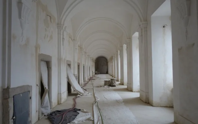 Mnichy v kladrubském klášteře už dávno nepotkáte, vystřídali je dělníci a restaurátoři