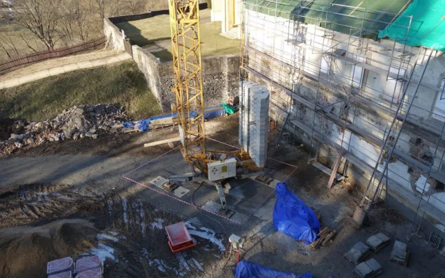 Mnichy v kladrubském klášteře už dávno nepotkáte, vystřídali je dělníci a restaurátoři