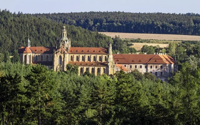 Mnichy v kladrubském klášteře už dávno nepotkáte, vystřídali je dělníci a restaurátoři