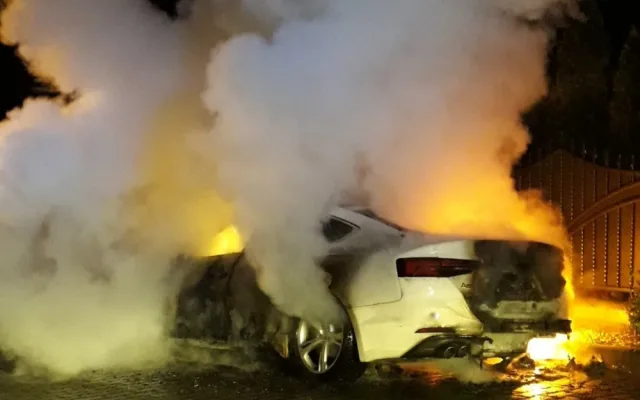 Neznámý žhář zapálil majiteli vůz značky AUDI A5 zaparkovaný před domem
