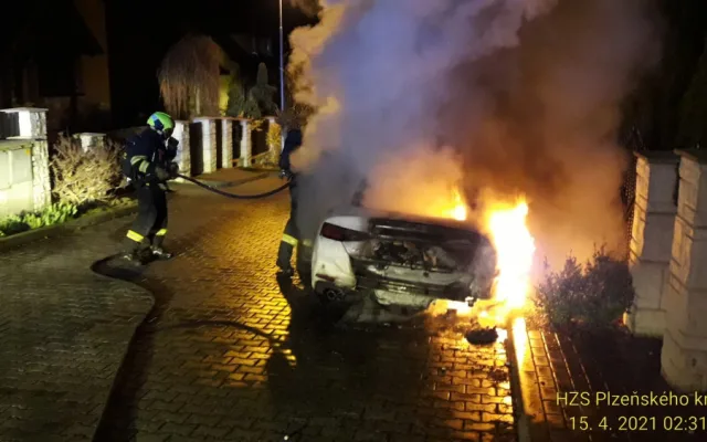 Neznámý žhář zapálil majiteli vůz značky AUDI A5 zaparkovaný před domem