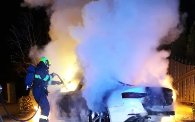 Neznámý žhář zapálil majiteli vůz značky AUDI A5 zaparkovaný před domem