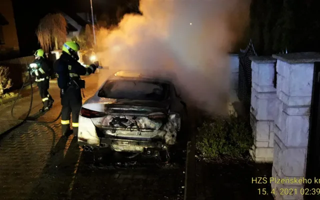 Neznámý žhář zapálil majiteli vůz značky AUDI A5 zaparkovaný před domem