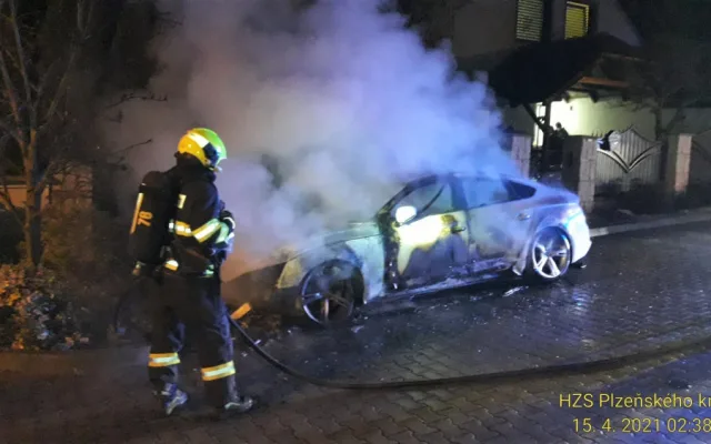 Neznámý žhář zapálil majiteli vůz značky AUDI A5 zaparkovaný před domem