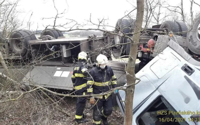Řidič převrátil cisternu s močůvkou do příkopu, hasiči na místě jímají unikající palivo