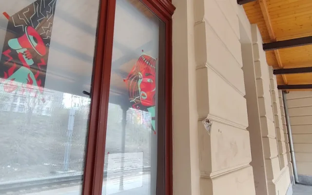 Na problematiku potratů v Polsku upozorňuje výstava v oknech plzeňského nádraží
