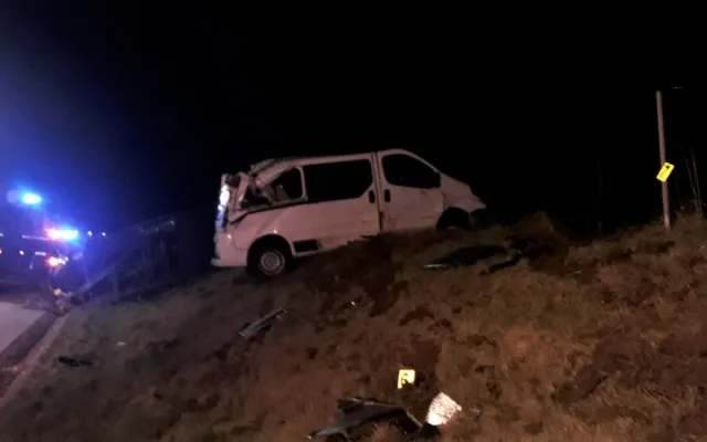 Vážná nehoda cizinců na dálnici D5, havarovali s dodávkou převážející na vleku auto