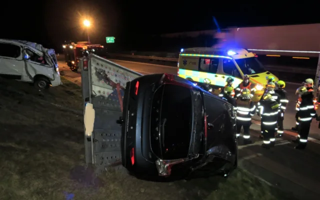 Vážná nehoda cizinců na dálnici D5, havarovali s dodávkou převážející na vleku auto