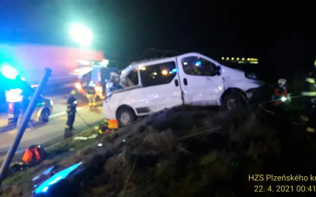 Vážná nehoda cizinců na dálnici D5, havarovali s dodávkou převážející na vleku auto
