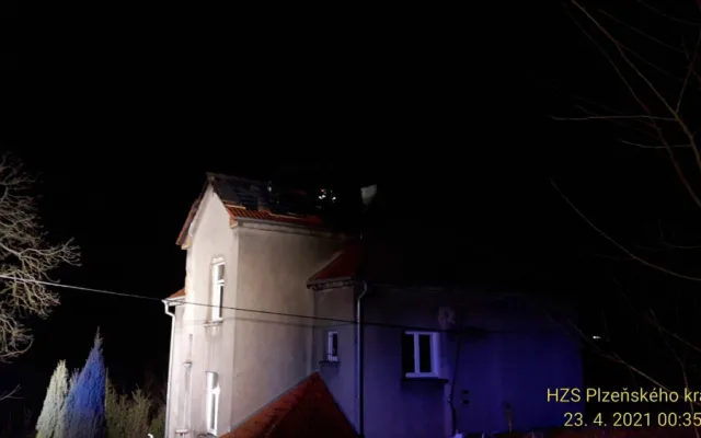 Z hořícího rodinného domu uprchlo před plameny pět lidí a pes