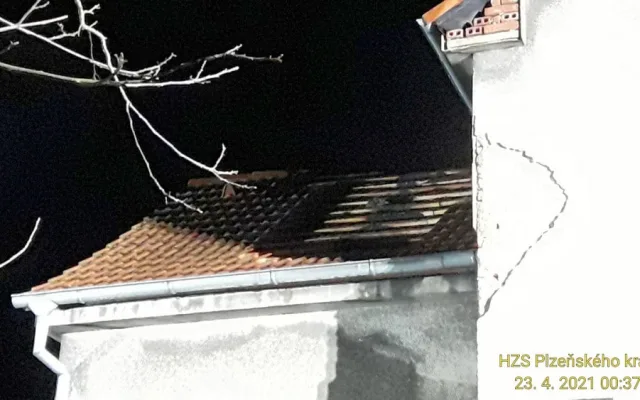 Z hořícího rodinného domu uprchlo před plameny pět lidí a pes