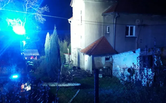 Z hořícího rodinného domu uprchlo před plameny pět lidí a pes