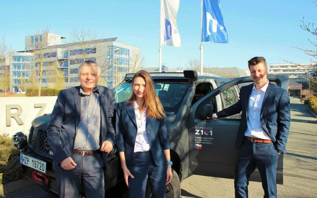Expedice Z101 startuje dobrodružnou cestu po stopách Hanzelky a Zikmunda. Novodobým cestovatelům dnes popřál šťastnou cestu v kampusu ZČU její rektor Miroslav Holeček.