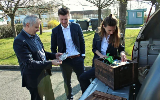 Expedice Z101 startuje dobrodružnou cestu po stopách Hanzelky a Zikmunda. Novodobým cestovatelům dnes popřál šťastnou cestu v kampusu ZČU její rektor Miroslav Holeček.