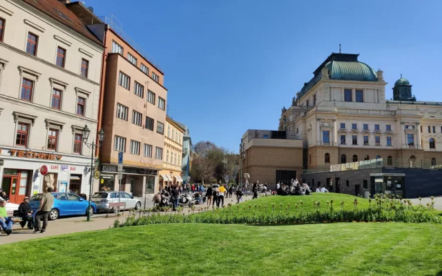 Slunečné počasí láká lidi ven, místo v přírodě se shromažďují před výdejními okénky