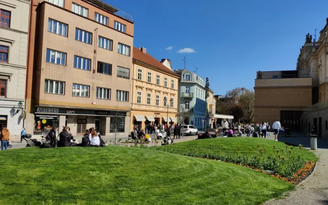 Slunečné počasí láká lidi ven, místo v přírodě se shromažďují před výdejními okénky