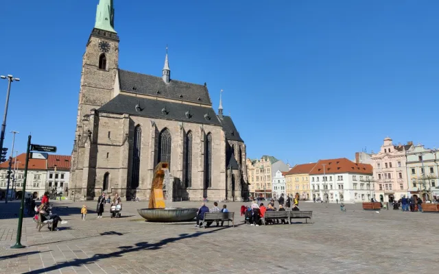 Slunečné počasí láká lidi ven, místo v přírodě se shromažďují před výdejními okénky