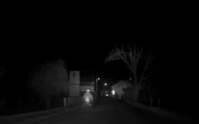 Poslední metry motorkáře před jeho pádem