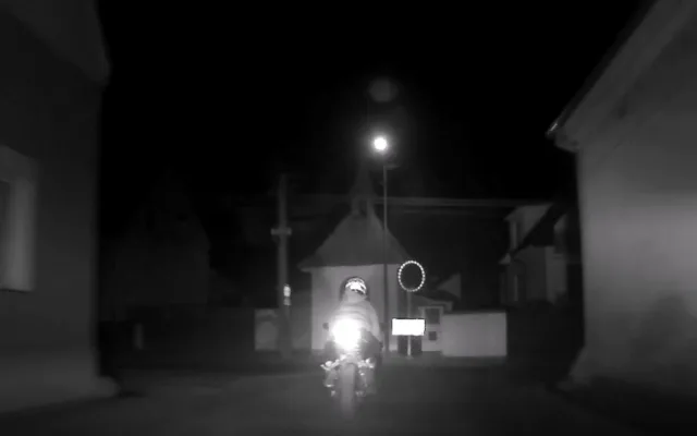 Poslední metry motorkáře před jeho pádem