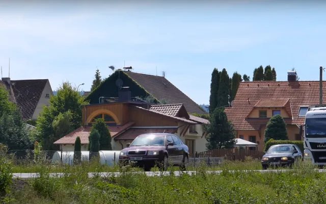 Přes obec Babylon jezdí k hraničnímu přechodu obrovské množství těžké dopravy, silnice vede úsekem častých nehod