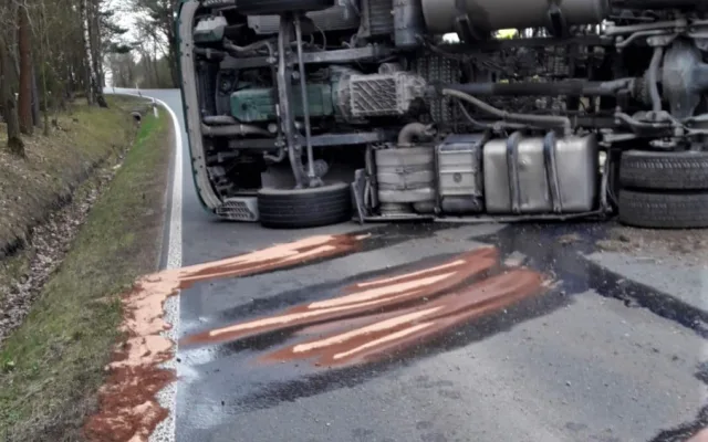 Převrácený kamion s vysypaným nákladem písku blokuje dopravu na Plzeňsku