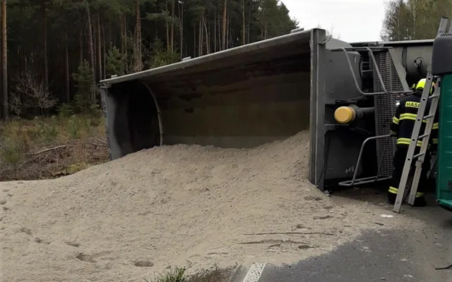 Převrácený kamion s vysypaným nákladem písku blokuje dopravu na Plzeňsku