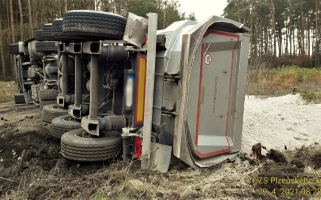 Převrácený kamion s vysypaným nákladem písku blokuje dopravu na Plzeňsku