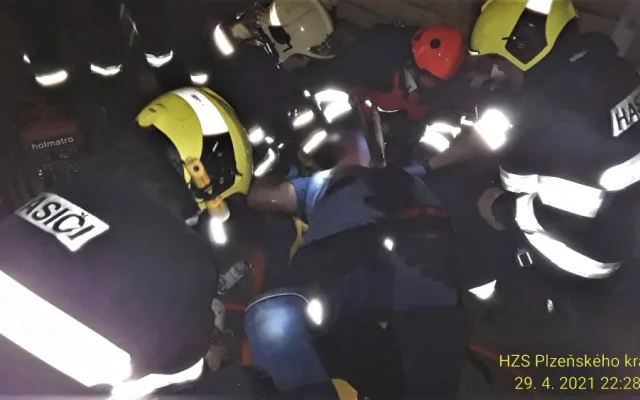 Řidič spadl s autem do výkopu, ostré železo mu probodlo auto i hrudník