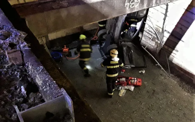Řidič spadl s autem do výkopu, ostré železo mu probodlo auto i hrudník