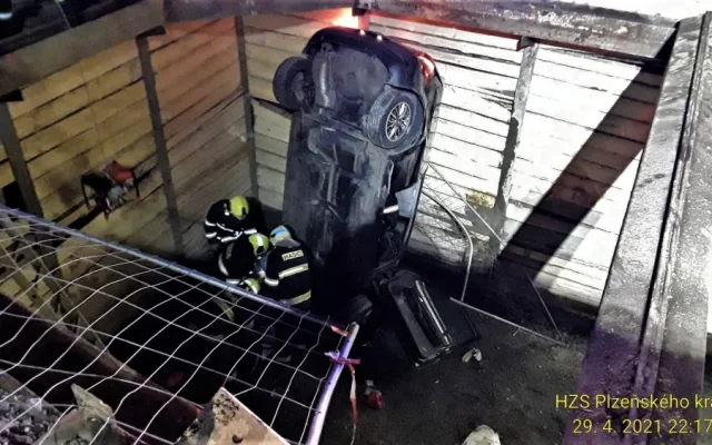 Řidič spadl s autem do výkopu, ostré železo mu probodlo auto i hrudník