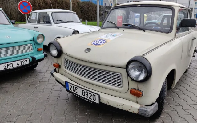 Příznivci dvoutaktních motorů se vydali na svou první neoficiální vyjížďku